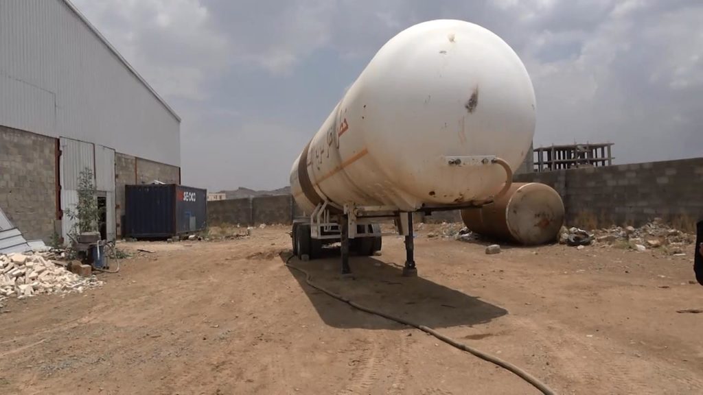 شركة الغاز ومكتب الصناعة يغلقان ورشة مخالفة للمواصفات تقوم بتلحيم صهاريج نقل الغاز بمحافظة صنعاء
